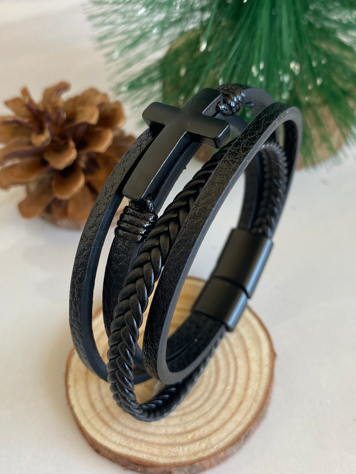 Pulsera Cruz negra • Ecocuero -  21 cms largo