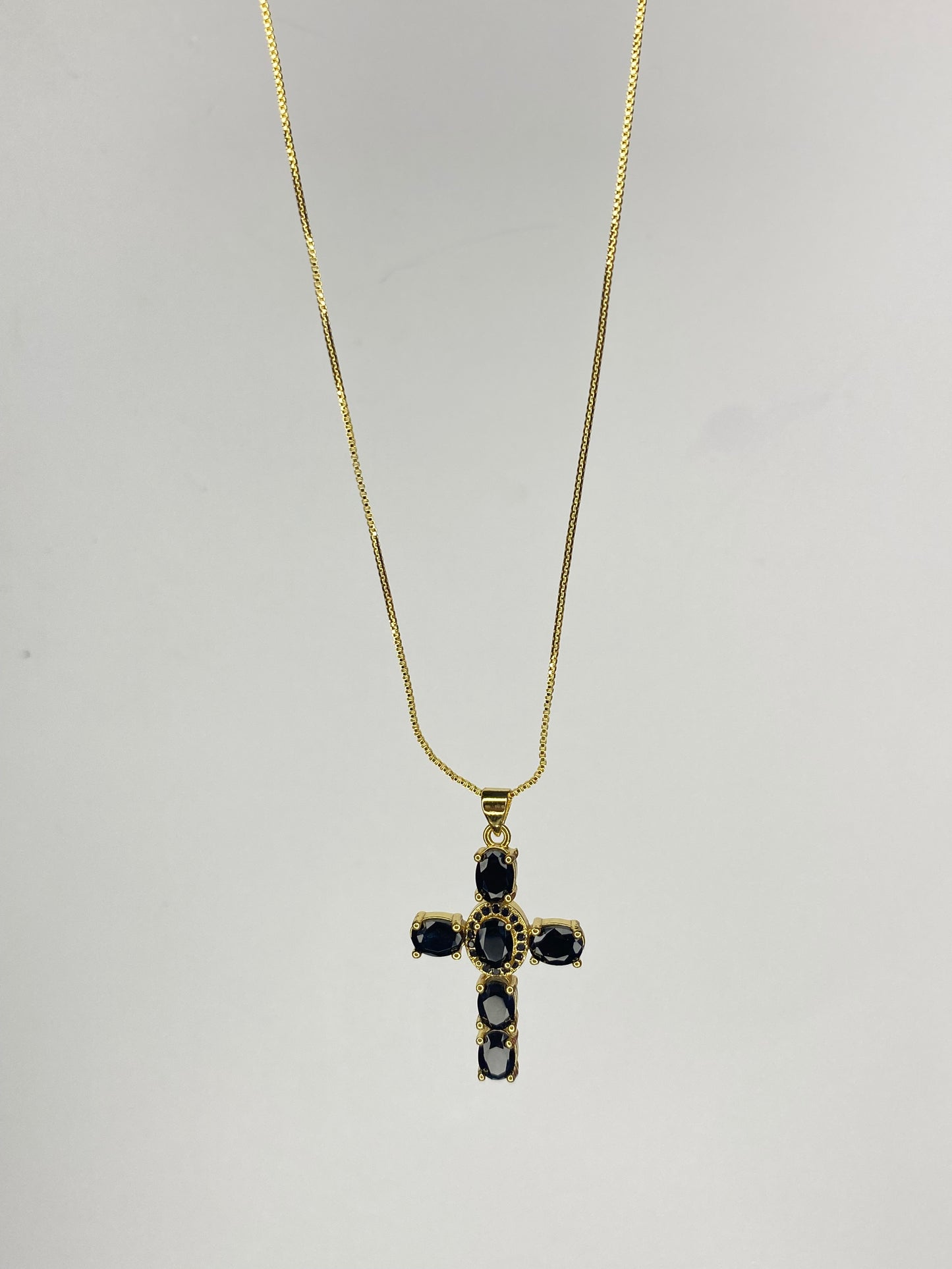 Collar Cruz con circonia negro  y Cadena baño oro con broche 45 cms