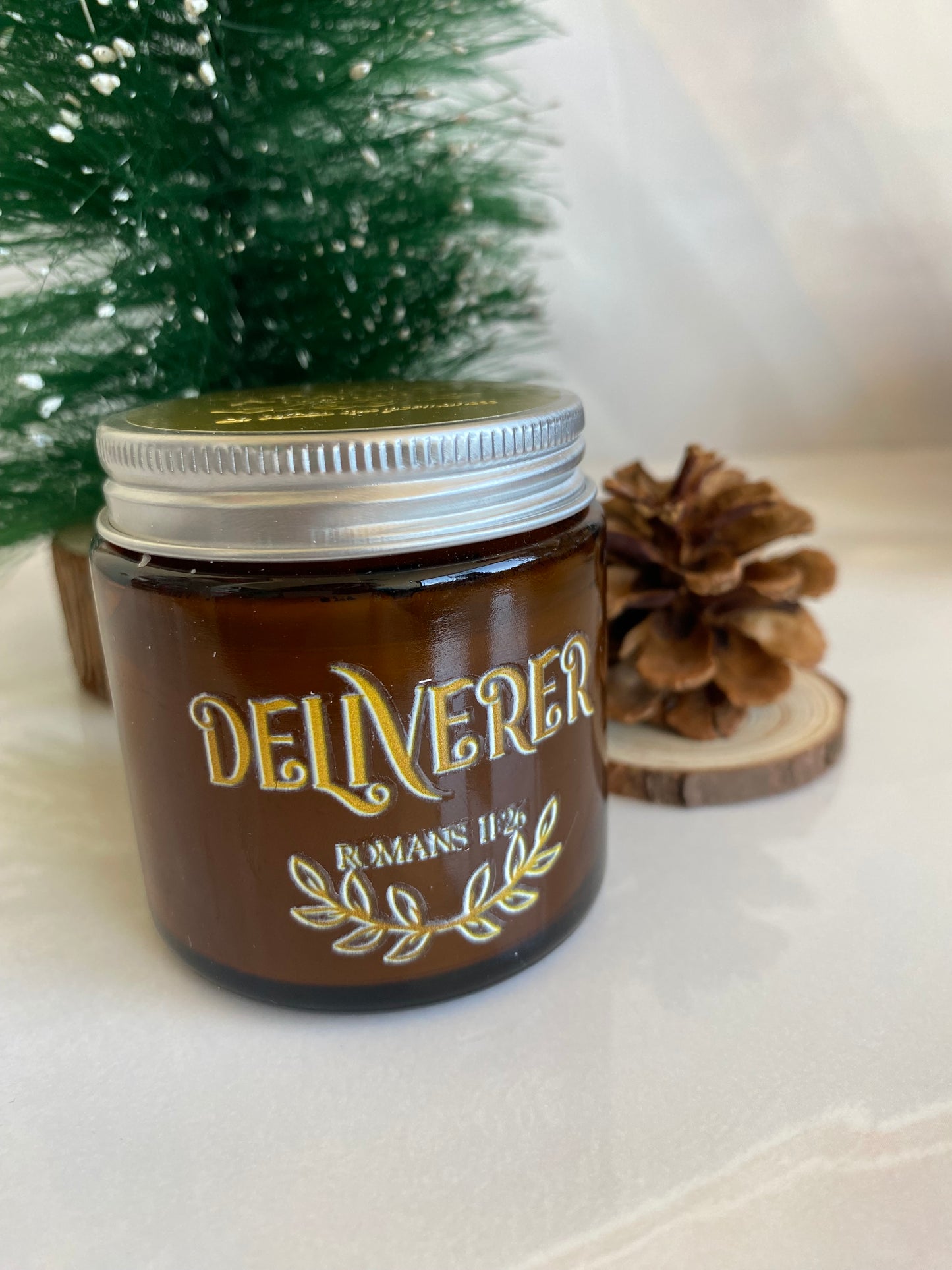 Vela Deliverer con tapa de metálica aroma verbena