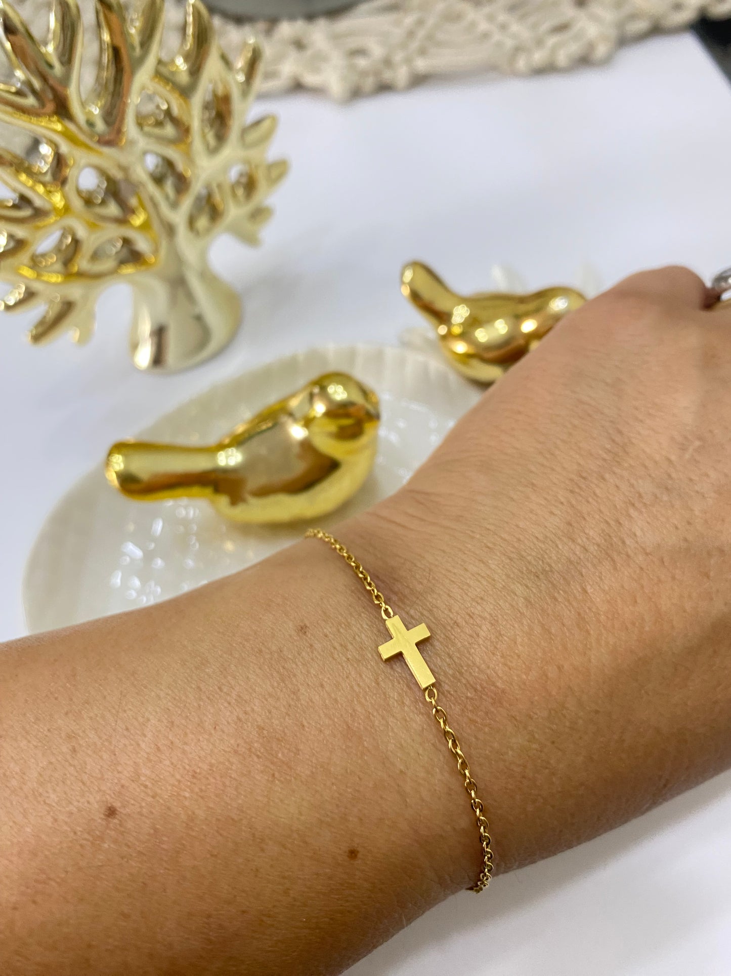 Pulsera cruz de acero dorado