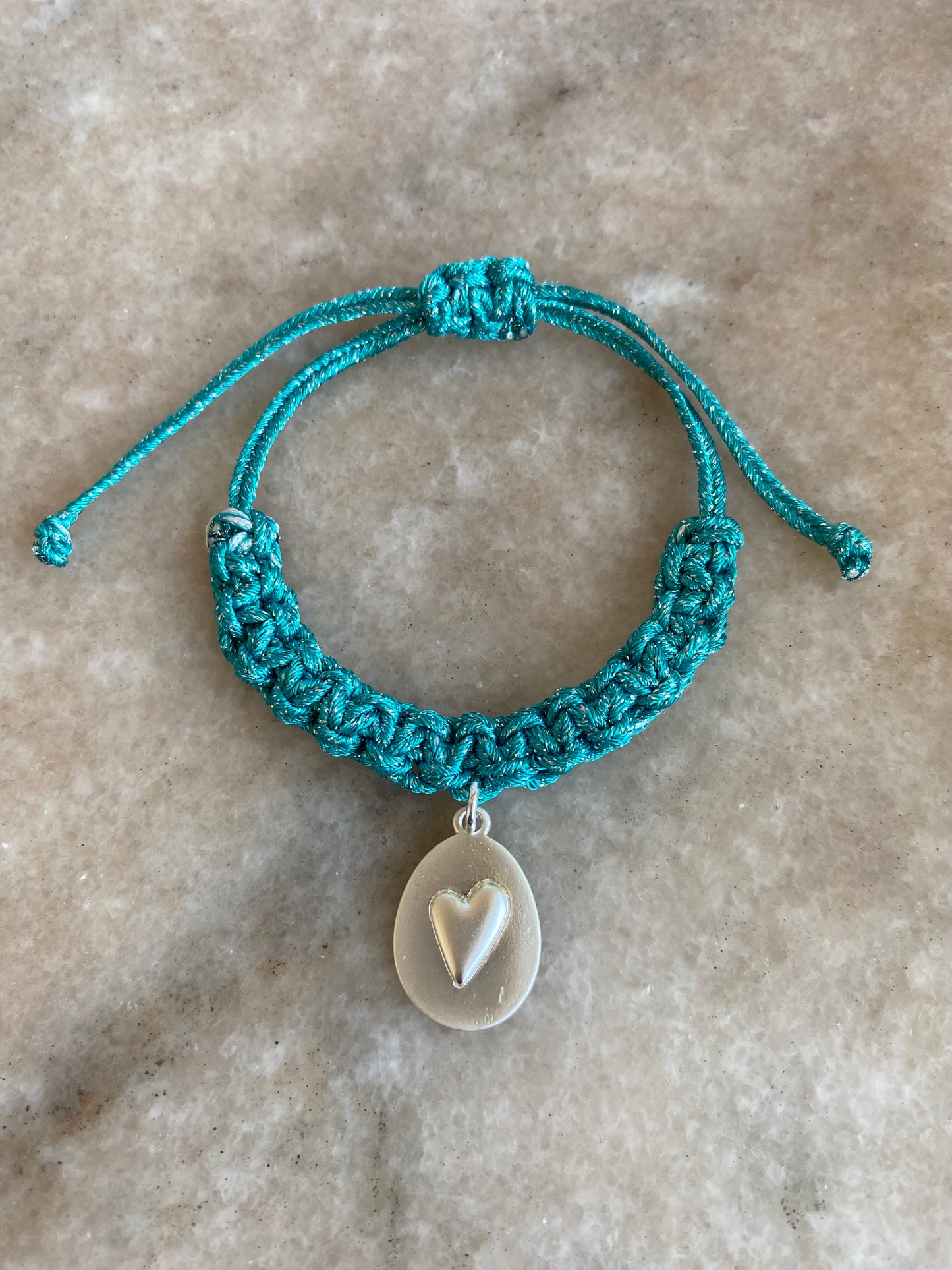 Pulsera ajustable tejida con Corazón Ovalo Baño plata