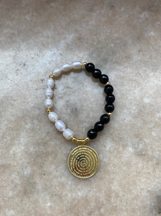 PULSERA PADRE NUESTRO BAÑO ORO 18 KL PERLAS DE RIO Y ONIX
